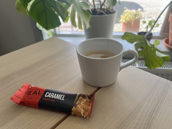 Energipar på kontoret med en kaffe